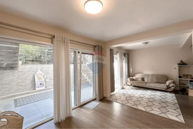 Tirane, jepet me qera Vile 3+1 , 390 m² 2.200 €