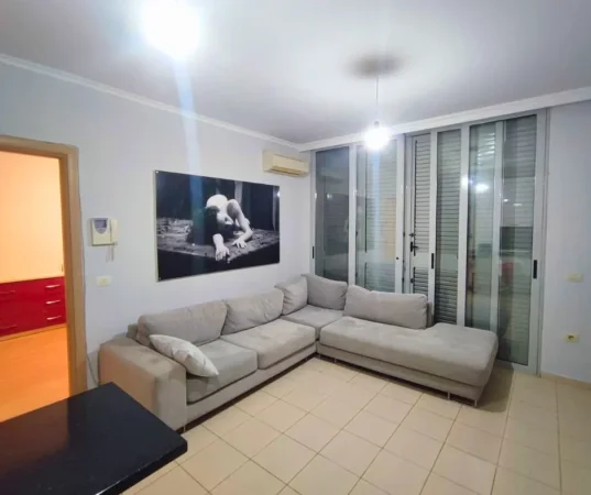 Tirane, jepet me qera apartament 1+1+ 1 post parkim Kati 1, 67 m² 600 € (Liqeni i Thate)