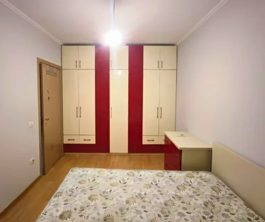 Tirane, jepet me qera apartament 1+1+ 1 post parkim Kati 1, 67 m² 600 € (Liqeni i Thate)