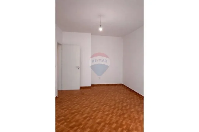 Tirane, jepet me qera zyre , 67 m² 700 € 