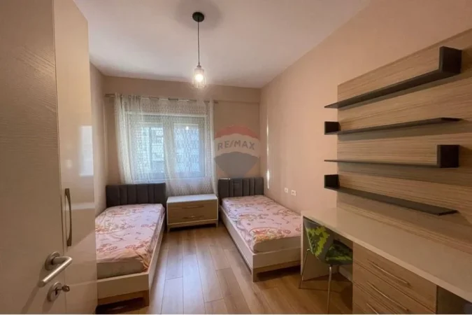 Tirane, jepet me qera apartament 2+1 , 100 m² 900 € 
