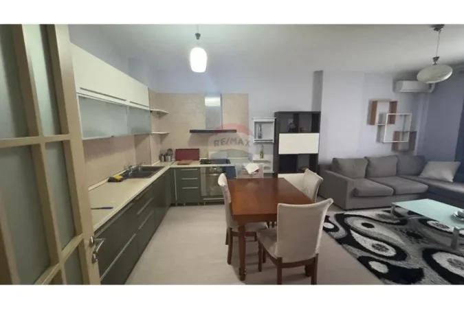 Tirane, jepet me qera apartament 2+1 , 105 m² 450 € 