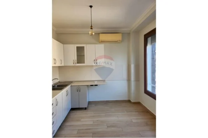 Tirane, jepet me qera zyre , 89 m² 800 € 