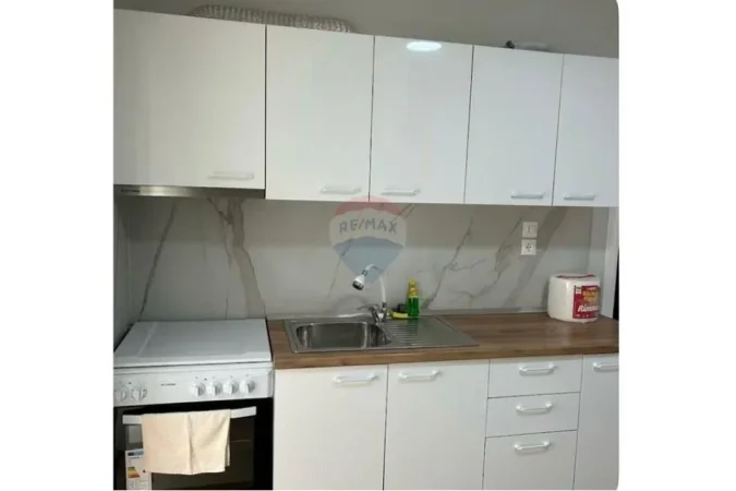 Tirane, jepet me qera apartament 1+1 , 70 m² 810 € (Sheshi Skënderbej)