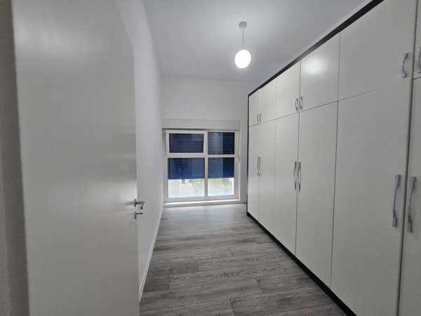 Tirane, jap me qera apartament 1+1+Ballkon Kati 2, 87 m² 32.000 leke Ali Demi , Kompleksi Mangalem 21