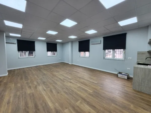 ZYRË ME Qira 110 m2( kati 2) 📍 Qendër/ Përballë Toptanit Open Space / 100 E Re 🔥 90,000 Leke/Muaj