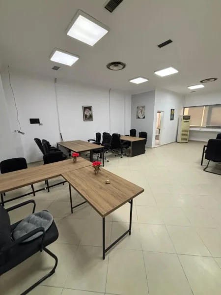Tirane, jepet me qera zyre Kati 2, 165 m² 2.000 € (Perball Delijorgjit)