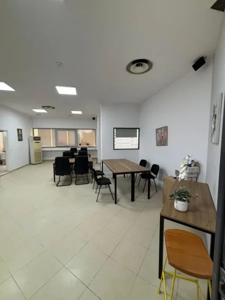 Tirane, jepet me qera zyre Kati 2, 165 m² 2.000 € (Perball Delijorgjit)