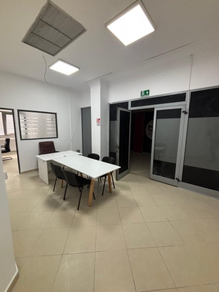 Tirane, jepet me qera zyre Kati 2, 165 m² 2.000 € (Perball Delijorgjit)
