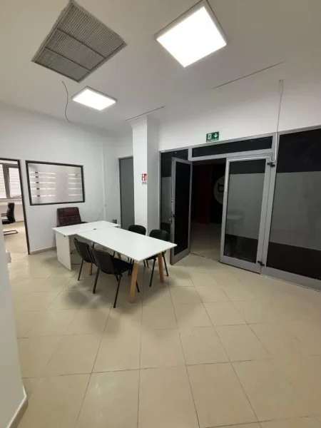 Tirane, jepet me qera zyre Kati 2, 165 m² 2.000 € (Perball Delijorgjit)