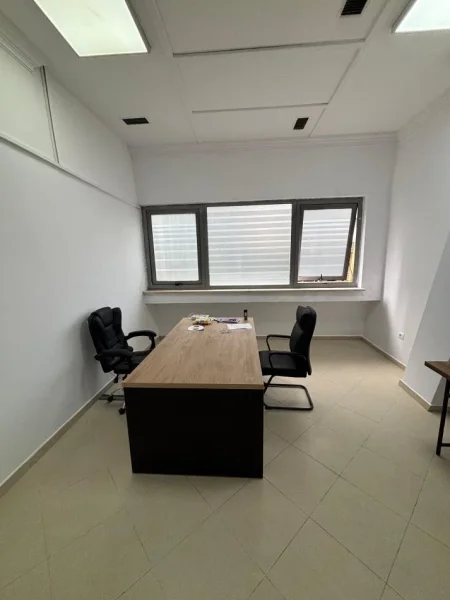 Tirane, jepet me qera zyre Kati 2, 165 m² 2.000 € (Perball Delijorgjit)