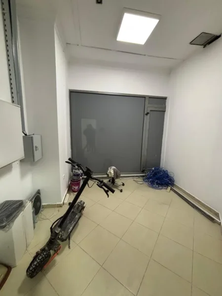 Tirane, jepet me qera zyre Kati 2, 165 m² 2.000 € (Perball Delijorgjit)