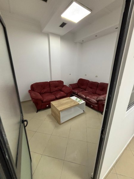 Tirane, jepet me qera zyre Kati 2, 165 m² 2.000 € (Perball Delijorgjit)