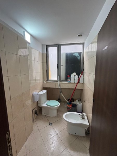 Tirane, jepet me qera zyre Kati 2, 165 m² 2.000 € (Perball Delijorgjit)