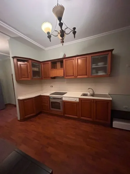 Tirane, jepet me qera apartament 2+1 Kati 9, 100 m² 800 € (Bllok)
