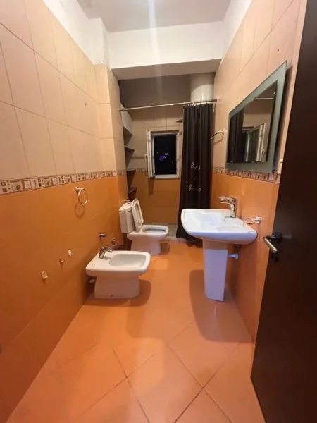 Tirane, jepet me qera apartament 2+1 Kati 9, 100 m² 800 € (Bllok)