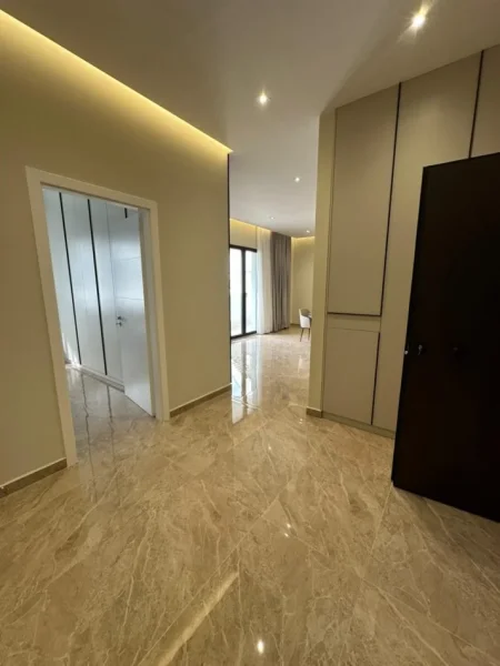 Tirane, jepet me qera apartament 2+1 , 1.200 € (Vasil Shanto)