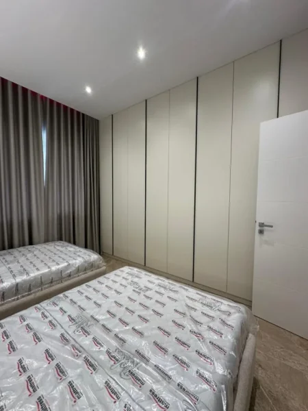 Tirane, jepet me qera apartament 2+1 , 1.200 € (Vasil Shanto)