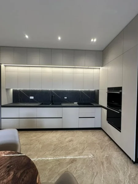 Tirane, jepet me qera apartament 2+1 , 1.200 € (Vasil Shanto)