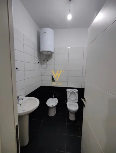 Tirane, jepet me qera zyre Kati 0, 38 m² 350 € (SIRI KODRA)
