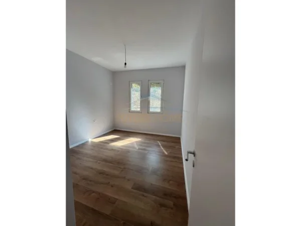 Tirane, shitet apartament 2+1+Ballkon Kati 1, 91 m² 135.000 € (Rruga e Dajtit, Fresk)