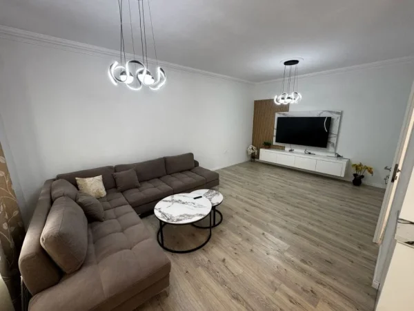 Tirane, jepet me qera Vile 2+1+Ballkon Kati 3, 120 m² 630 € (Sauk/Rr.Hajredin Kumbaro)