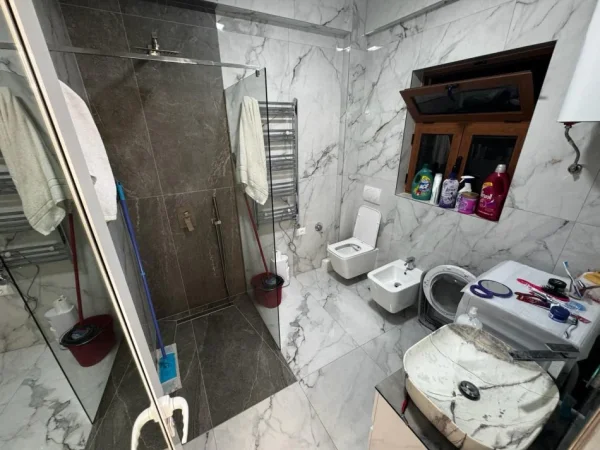 Tirane, jepet me qera Vile 2+1+Ballkon Kati 3, 120 m² 630 € (Sauk/Rr.Hajredin Kumbaro)