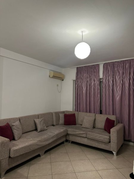 Tirane, jepet me qera apartament 1+1+Ballkon Kati 5, 60 m² 430 € (Rruga 5 Maji/Shkolla Tirana Jone)