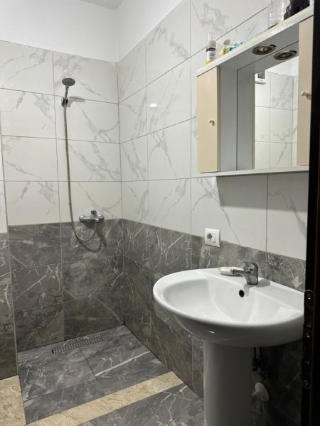 Tirane, jepet me qera apartament 1+1+Ballkon Kati 5, 60 m² 430 € (Rruga 5 Maji/Shkolla Tirana Jone)