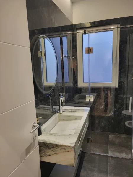 Tirane, jepet me qera apartament 2+1 Kati 4, 100 m² 900 € (Ministria e Jashtme)