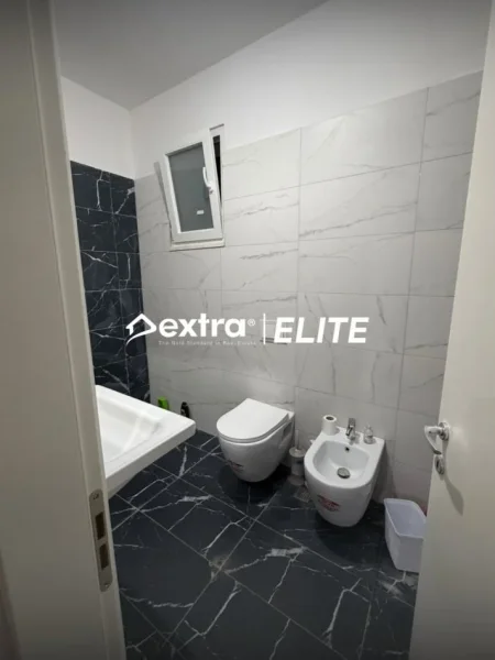 Tirane, jepet me qera apartament 2+1+Aneks+Ballkon Kati 2, 100 m² 600 € (Trio Towe)