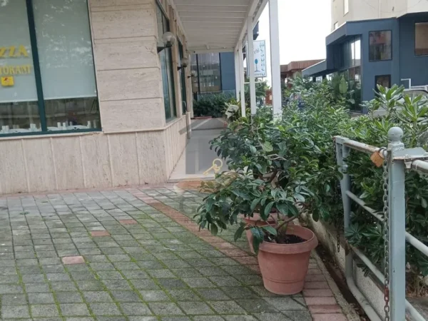 Durres, jepet me qera bar-resorant Kati 1, 200 m² 1.700 € (Shkembi i Kavajes)