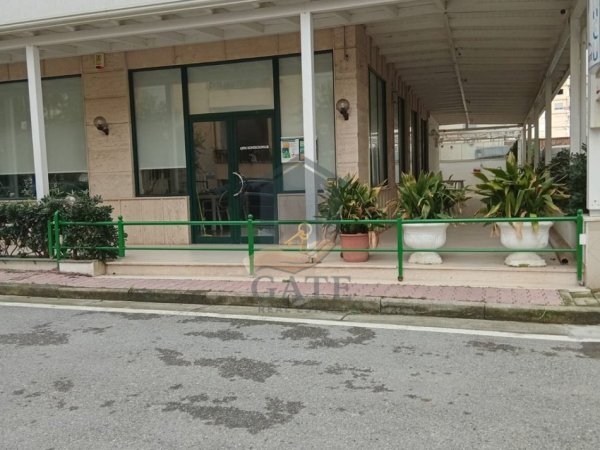 Durres, jepet me qera bar-resorant Kati 1, 200 m² 1.700 € (Shkembi i Kavajes)