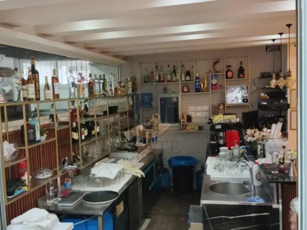 Durres, jepet me qera bar-resorant Kati 1, 200 m² 1.700 € (Shkembi i Kavajes)