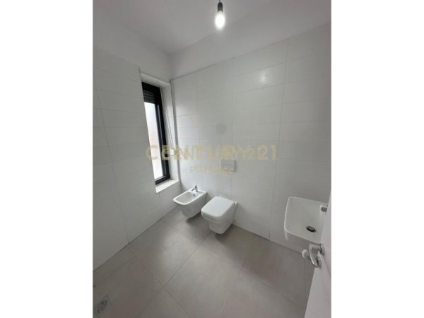 Tirane, jepet me qera zyre Kati 4, 110 m² 700 € 