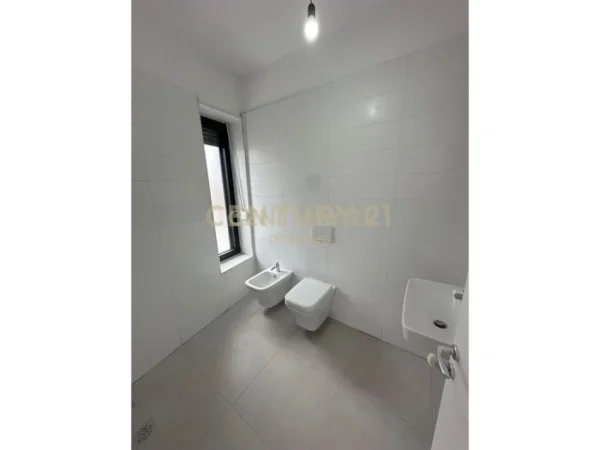 Tirane, jepet me qera zyre Kati 4, 110 m² 700 € 