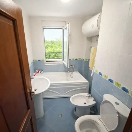 Tirane, jepet me qera apartament 2+1+Ballkon Kati 4, 113 m² 800 € (Liqeni i thate)