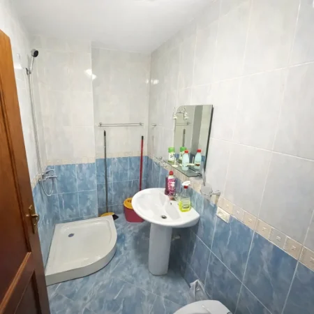 Tirane, jepet me qera apartament 2+1+Ballkon Kati 4, 113 m² 800 € (Liqeni i thate)