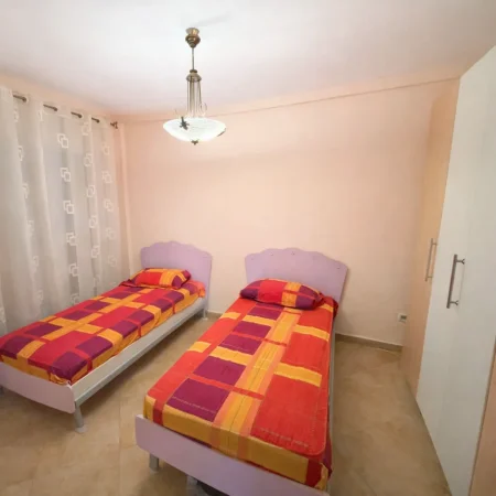 Tirane, jepet me qera apartament 2+1+Ballkon Kati 4, 113 m² 800 € (Liqeni i thate)