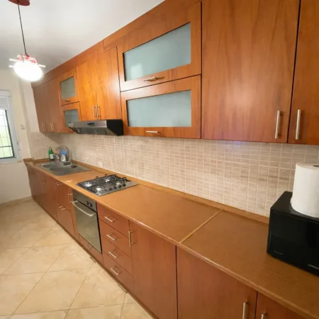 Tirane, jepet me qera apartament 2+1+Ballkon Kati 4, 113 m² 800 € (Liqeni i thate)