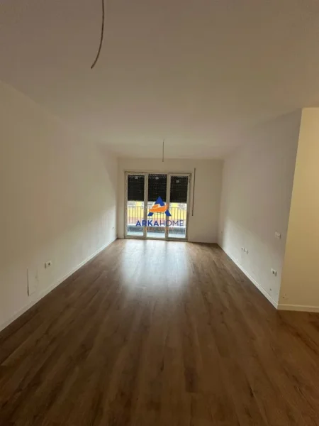 Tirane, jepet me qera apartament 2+1+Ballkon Kati 1, 102 m² 884 € 