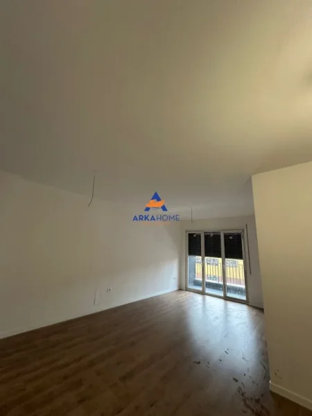 Tirane, jepet me qera apartament 2+1+Ballkon Kati 1, 102 m² 884 € 