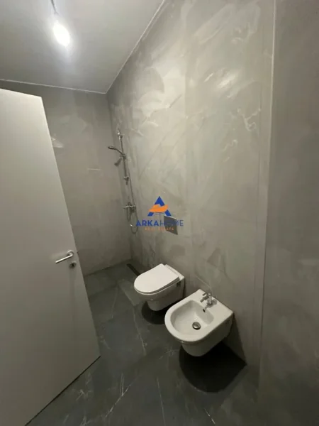Tirane, jepet me qera apartament 2+1+Ballkon Kati 1, 102 m² 884 € 