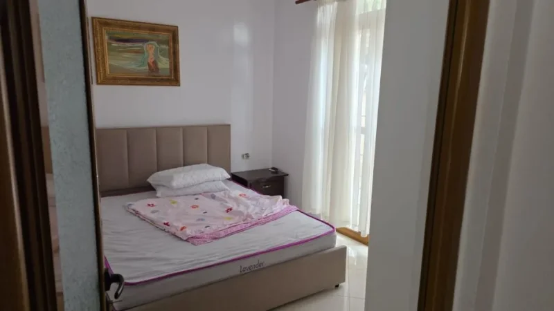 Tirane, jepet me qera Banesë 1+1 Kati 1, 65 m² 400 € (Rruga Leandro Zoto, Tek Varri Bamit Tiranë.)