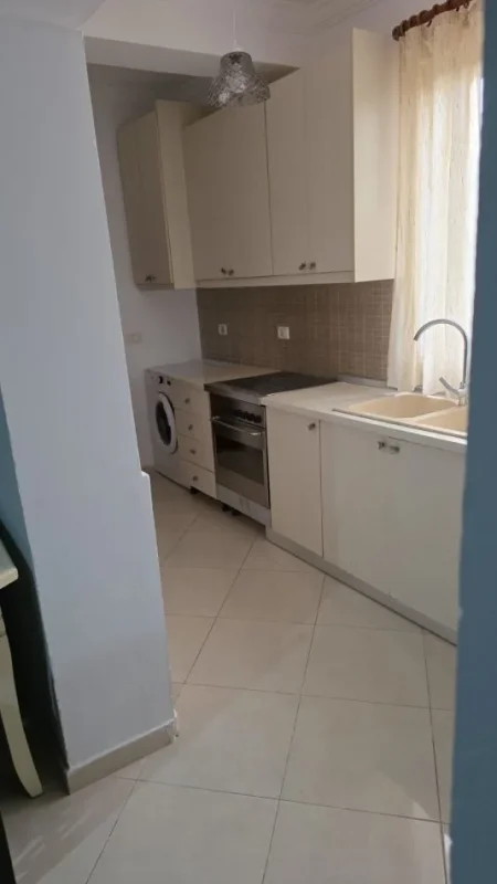Tirane, jepet me qera Banesë 1+1 Kati 1, 65 m² 400 € (Rruga Leandro Zoto, Tek Varri Bamit Tiranë.)