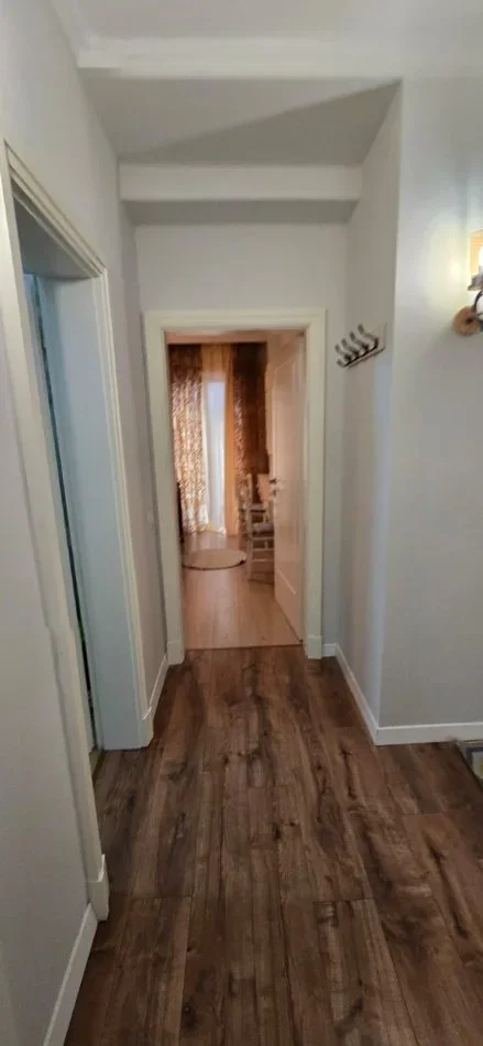 Tirane, jepet me qera apartament 3+1 Kati 2, 118 m² 950 € (Mbi Kristal Center, Rruga Rrapo Hekali ,Tiranë.)