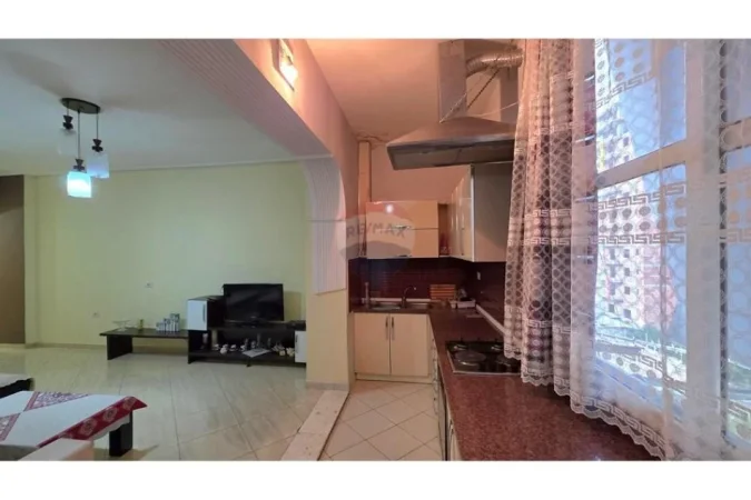 Vlore, shitet apartament 1+1+Ballkon Kati 5, 75 m² 99.000 € (PRANË KISHËS ORTODOKSE, VLORË)