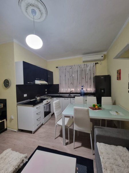 Tirane, jepet me qera Vile 2+1 Kati 2, 90 m² 600 € (Rruga Kongresi Lushnjës, Pranë Hotel Mondial, 21 Dhjetori, Tiranë)