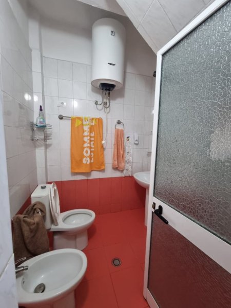 Tirane, jepet me qera Vile 2+1 Kati 2, 90 m² 600 € (Rruga Kongresi Lushnjës, Pranë Hotel Mondial, 21 Dhjetori, Tiranë)