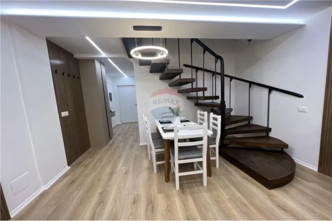 Tirane, jepet me qera apartament Dublex Kati 3, 93 m² 1.200 € (Qender)